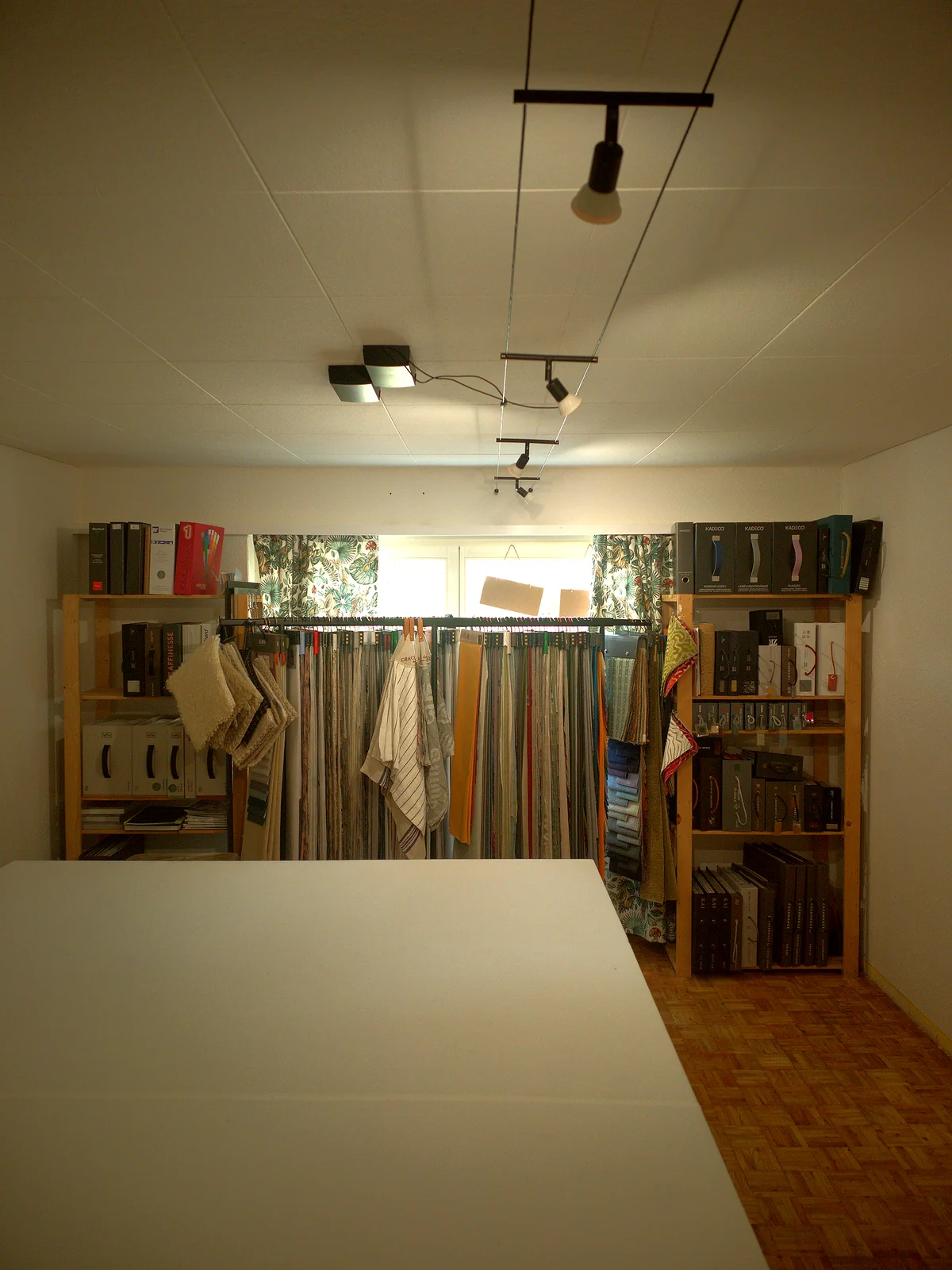 Das Atelier von 3inDesign in Schleitheim – Stoffkollektion und Beratungstisch