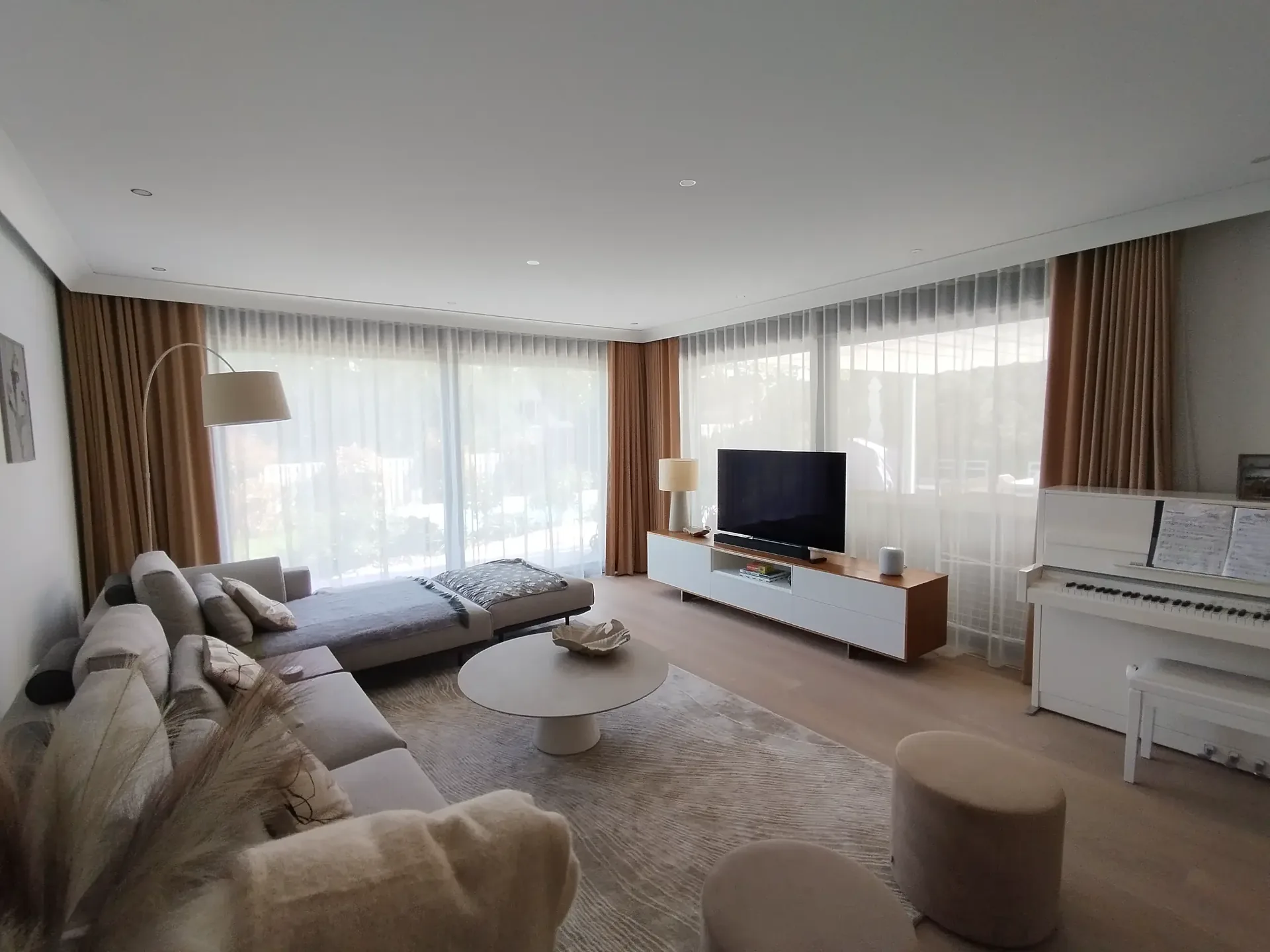 Wohnzimmer mit Vorhängen und natürlichem Tageslicht, 3inDesign Schleitheim